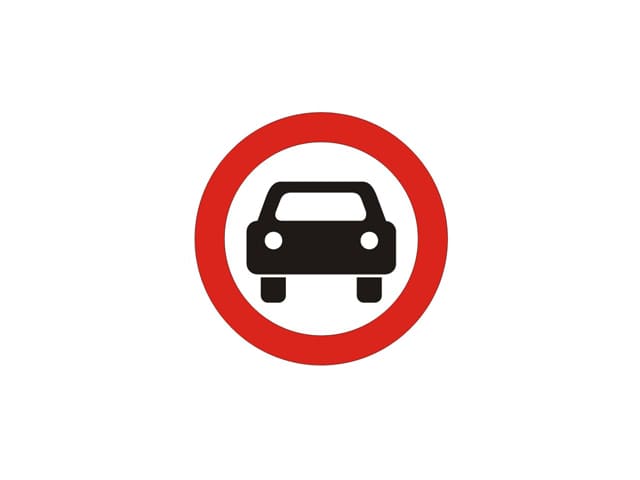 Ko'rsatilgan yo'l belgisi qaysi transport vositalariga harakatlanishni taqiqlaydi? — YHQ savoli uchun rasm